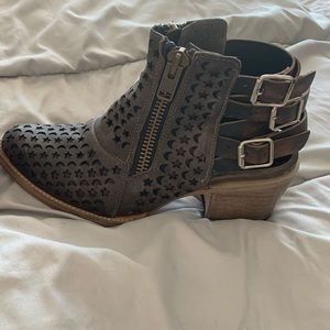 Freebird “Dahlia” Sz 8 Color “Stone”